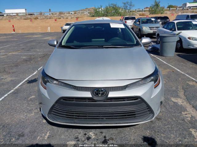 Toyota Corolla Le Image 8