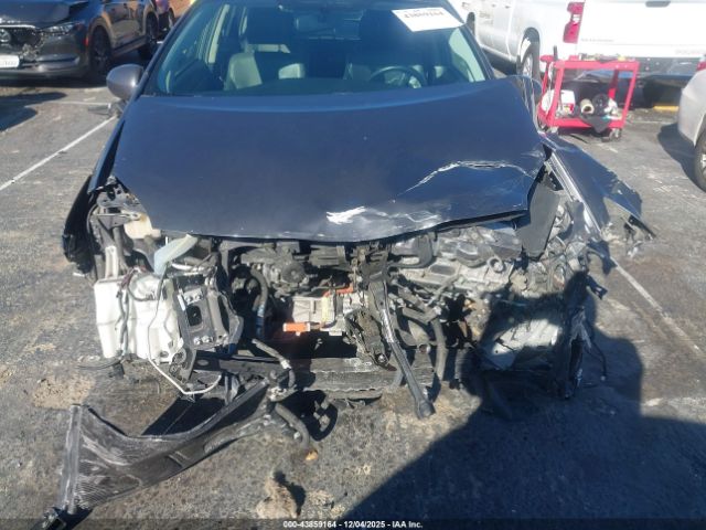 Toyota Prius Advanced Image 12