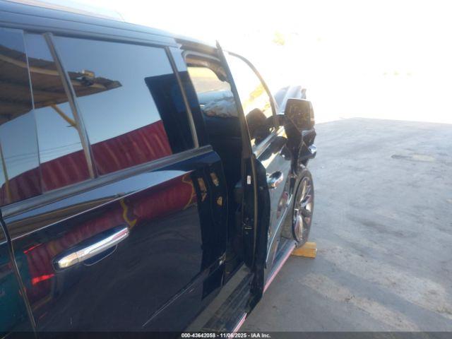 Cadillac Escalade Platinum Image 12